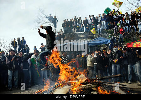 Mar 21, 2009 - Istanbul, Région de Marmara, en Turquie - communauté kurde en Turquie célébré Norouz (Fête du Printemps) près des murs de Topkapi dans la partie ancienne d'Istanbul, Turquie, le samedi 21 mars, 2009. Les jeunes Kurdes à la fin de la célébration a sauté au-dessus d'un grand feu pour célébrer, certains des jeunes ont aussi portaient des pancartes d'Abdullah Ocalan et la plupart de la foule scandaient contre e Banque D'Images