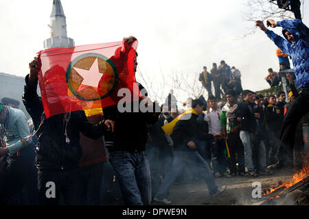 Mar 21, 2009 - Istanbul, Région de Marmara, en Turquie - communauté kurde en Turquie célébré Norouz (Fête du Printemps) près des murs de Topkapi dans la partie ancienne d'Istanbul, Turquie, le samedi 21 mars, 2009. Les jeunes Kurdes à la fin de la célébration a sauté au-dessus d'un grand feu pour célébrer, certains des jeunes ont aussi portaient des pancartes d'Abdullah Ocalan et la plupart de la foule scandaient contre e Banque D'Images