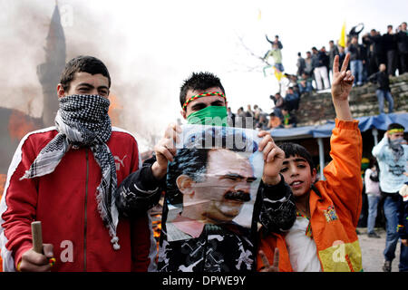 Mar 21, 2009 - Istanbul, Région de Marmara, en Turquie - communauté kurde en Turquie célébré Norouz (Fête du Printemps) près des murs de Topkapi dans la partie ancienne d'Istanbul, Turquie, le samedi 21 mars, 2009. Les jeunes Kurdes à la fin de la célébration a sauté au-dessus d'un grand feu pour célébrer, certains des jeunes ont aussi portaient des pancartes d'Abdullah Ocalan et la plupart de la foule scandaient contre e Banque D'Images