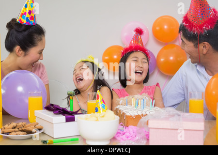 Happy Family avec gâteau et cadeaux dans une fête Banque D'Images