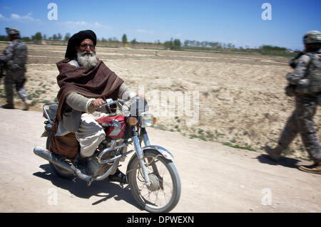 Apr 30, 2009 - Sharana, Afghanistan - Un homme afghan rides passé des soldats de l'armée américaine 1/501st, 4e Brigade, 25e Division d'infanterie, dans la providence de Paktika Afghanistan. (Crédit Image : © John Goodman/ZUMA Press) Banque D'Images