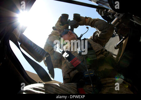 Apr 30, 2009 - Sharana, Afghanistan - Secteur COLLIN STALLINGS de l'US Army 1/501st, 4e Brigade, 25e Division d'infanterie, montres de la tourelle sur un véhicule MRAP près de la base d'opérations avancée Rushmore dans la providence de Paktika Afghanistan. (Crédit Image : © John Goodman/ZUMA Press) Banque D'Images