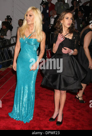 Le 04 mai 2009 - New York, NY, USA - Donatella Versace avec ALLEGRA VERSACE au 'Le modèle comme muse' RENCONTRE Gala Costume 2009. (Crédit Image : © Dan Herrick-KPA/Dan Herrick/ZUMA Press) Banque D'Images