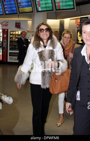 Berlin, Allemagne. 16 janvier, 2014. Elizabeth (Liz) Hurley arrive à Berlin Airport Tegel de Mercedes-Benz Fashion Week de Berlin. Dpa : Crédit photo alliance/Alamy Live News Banque D'Images