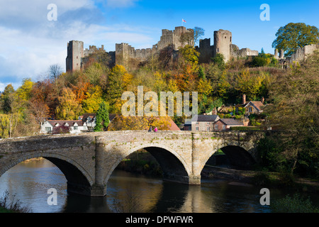 Ludlow Castle et la rivière Teme en automne, Shropshire, Angleterre Banque D'Images