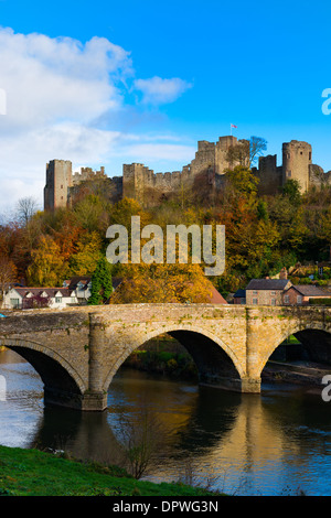 Ludlow Castle et la rivière Teme en automne, Shropshire, Angleterre Banque D'Images