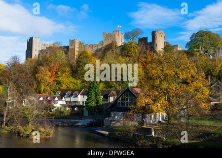 Ludlow Castle au-dessus de la rivière teme à l'automne, le Shropshire. Banque D'Images