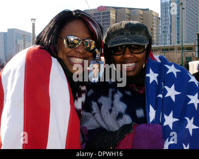 Jan 20, 2009 - Atlanta, Georgia, United States - Jeannitta Ford, à gauche, et Sonya Brown, afficher leur patriotisme à un 56e cas d'investiture présidentielle au Parc du Centenaire en Géorgie. (Crédit Image : © Timothy L. Hale/ZUMA Press) Banque D'Images