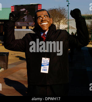 Jan 20, 2009 - Atlanta, Géorgie, États-Unis - un membre du personnel de l'événement porte un masque de Barack Obama à la 56e manifestation d'investiture présidentielle au Parc du Centenaire en Géorgie. (Crédit Image : © Timothy L. Hale/ZUMA Press) Banque D'Images