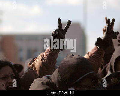 Jan 20, 2009 - Atlanta, Georgia, United States - Victoire signes se manifestent au-dessus de la foule lors de la 56e manifestation d'investiture présidentielle au Parc du Centenaire en Géorgie. (Crédit Image : © Timothy L. Hale/ZUMA Press) Banque D'Images