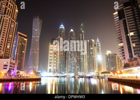 Le Cayan Tower dans l'éclairage de nuit à la Marina de Dubaï, DUBAÏ, ÉMIRATS ARABES UNIS Banque D'Images