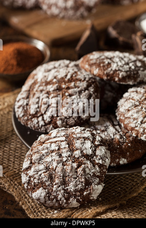 Crinkle Cookies au chocolat maison avec du sucre en poudre Banque D'Images