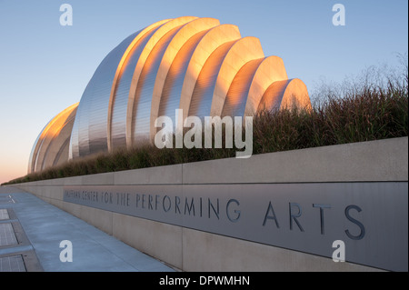 Photographie d'architecture de l'extérieur de la Kauffman Center for the Performing Arts à Kansas City, MO. Banque D'Images