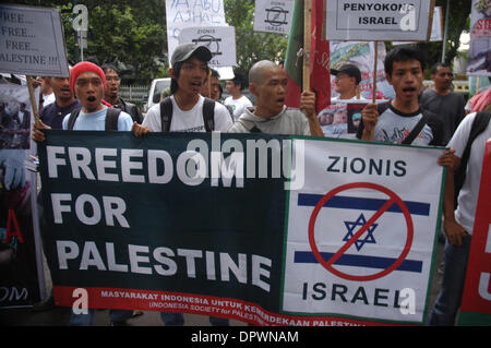 Jan 08, 2009 - Jakarta, Indonésie - Manifestants tenir des pancartes lors d'une protestation contre l'attaque israélienne sur Gaza, en face de l'ambassade du Canada à Jakarta le 8 janvier 2008. L'Indonésie, le pays le plus peuplé de la nation musulmane, est un fervent partisan de la cause palestinienne et ne reconnaît pas Israël. (Crédit Image : © Jefri Bélier/ZUMA Press) Banque D'Images