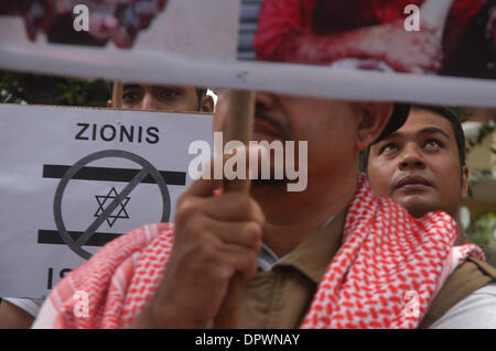 Jan 08, 2009 - Jakarta, Indonésie - Manifestants tenir des pancartes lors d'une protestation contre l'attaque israélienne sur Gaza, en face de l'ambassade du Canada à Jakarta le 8 janvier 2008. L'Indonésie, le pays le plus peuplé de la nation musulmane, est un fervent partisan de la cause palestinienne et ne reconnaît pas Israël. (Crédit Image : © Jefri Bélier/ZUMA Press) Banque D'Images