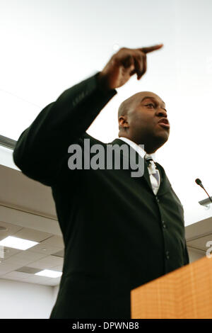 Jan 08, 2009 - Oakland, Californie, États-Unis - un homme parle à la BART des membres du conseil d'administration sur la mort d'Oscar Grant qui a été tué par un agent de police BART 1er janvier 2009. (Crédit Image : © André Hermann/ZUMApress.com) Banque D'Images