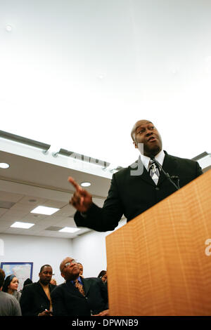 Jan 08, 2009 - Oakland, Californie, États-Unis - un homme parle à la BART des membres du conseil d'administration sur la mort d'Oscar Grant qui a été tué par un agent de police BART 1er janvier 2009. (Crédit Image : © André Hermann/ZUMApress.com) Banque D'Images