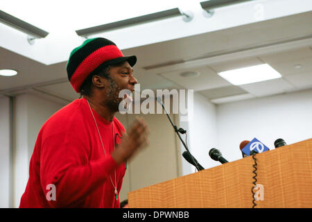 Jan 08, 2009 - Oakland, Californie, États-Unis - un homme inconnu se référant à lui-même comme 'Je suis Oscar Grant' parle à l'BART des membres du conseil d'administration sur la mort d'Oscar Grant qui a été tué par un agent de police BART le 1 er janvier 2009 (Crédit Image : © André Hermann/ZUMApress.com) Banque D'Images
