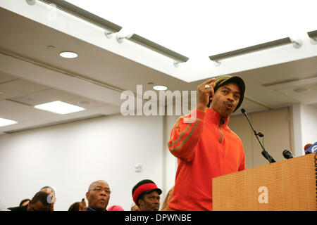 Jan 08, 2009 - Oakland, Californie, USA - Bakari Olantunji de l'African People's Socialist Party s'exprime à l'BART des membres du conseil d'administration sur la mort d'Oscar Grant qui a été tué par un agent de police BART 1er janvier 2009. (Crédit Image : © André Hermann/ZUMApress.com) Banque D'Images