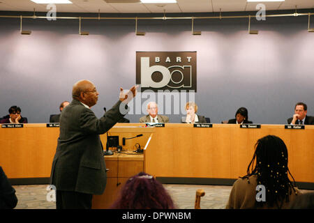 Jan 08, 2009 - Oakland, Californie, États-Unis - à la suite d'une violente manifestation dans le centre-ville d'Oakland la nuit d'avant, l'BART membres du conseil d'inviter le public à assister à une réunion d'exprimer leur colère, et les préoccupations au sujet de la mort d'Oscar Grant. Grant a été tué par un agent de police BART 1er janvier 2009. (Crédit Image : © André Hermann/ZUMApress.com) Banque D'Images