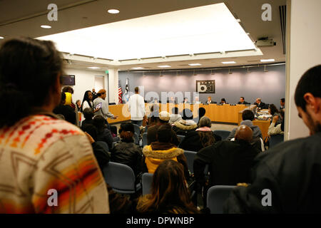 Jan 08, 2009 - Oakland, Californie, États-Unis - à la suite d'une violente manifestation dans le centre-ville d'Oakland la nuit d'avant, l'BART membres du conseil d'inviter le public à assister à une réunion d'exprimer leur colère, et les préoccupations au sujet de la mort d'Oscar Grant. Grant a été tué par un agent de police BART 1er janvier 2009. (Crédit Image : © André Hermann/ZUMApress.com) Banque D'Images