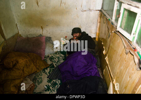 12 févr. 2009 - Bishkek, Kirghizistan - Un homme sans foyer vit dans une boîte sur le bord d'une route. Le Kirghizistan est le deuxième pays le plus pauvre de l'Asie centrale. (Crédit Image : © George Hsia/ZUMApress.com) Banque D'Images