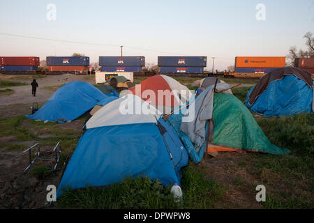 Mar 30, 2009 - Sacramento, Californie, États-Unis - le camp nord, la ''belle'' de la ville. Matin soleil se lève sur le camp nord de la ville de tentes, Sacramento. L'ensemble des camps est divisée en petits camps, une au sud, au nord et à l'est du camp. Sud est le ghetto, et le camp de l'Est est comparable à la banlieue, comme décrit par l'un des résidents. (Crédit Image : © André Hermann/ZUMAPRES Banque D'Images