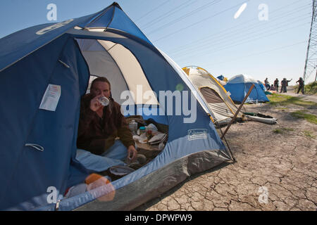 Mar 30, 2009 - Sacramento, Californie, États-Unis - Tent City est comme tout autre fonctionnement communauté. Il a ses bons et mauvais côtés. Il y a des difficultés, les gens n'obtiennent pas le long. La vie. Dave a été vivant dans la ville de tentes "bonne partie de la ville" pour un couple de mois. Il n'est pas d'accord avec certaines des personnes et des choses qui se produisent à l'autre extrémité de son camp. Certaines personnes aiment à venir et s Banque D'Images