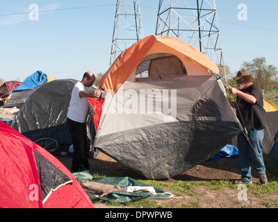 Mar 30, 2009 - Sacramento, Californie, États-Unis - aide à un autre résident de Boyd son camp propose une tente à un endroit différent. Quelqu'un a récemment déplacé hors du camp, l'ouverture d'un site beaucoup plus souhaitable. (Crédit Image : © André Hermann/ZUMAPRESS.com) Banque D'Images