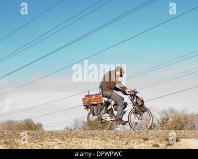 Mar 30, 2009 - Sacramento, Californie, États-Unis - La digue route qui suit l'American River est l'une des artères principales pour les résidents de la ville de tentes. La majorité des gens livinghere s'appuient sur des bicyclettes pour se rendre là où le besoin d'aller. (Crédit Image : © André Hermann/ZUMAPRESS.com) Banque D'Images