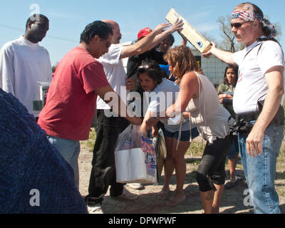 Mar 30, 2009 - Sacramento, Californie, États-Unis - de nombreux organismes sont venus dans le camp d'aider les résidents. Une organisation provient d'une base hebdomadaire donnant loin d''articles de toilette gratuits, matériel de camping et pour s'assurer que tout le monde est pris en charge. (Crédit Image : © André Hermann/ZUMAPRESS.com) Banque D'Images