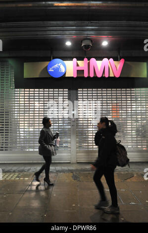 Oxford Street, Londres, Royaume-Uni. 16 janvier 2014. Col fermé et Shoppers le magasin HMV à volets sur Oxford Street. Crédit : Matthieu Chattle/Alamy Live News Banque D'Images