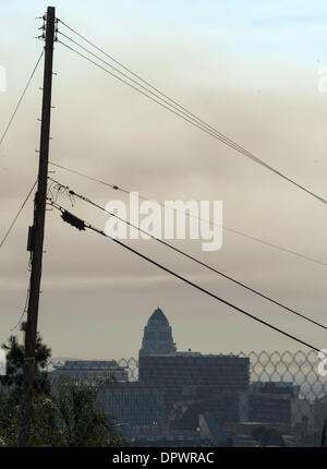 Los Angeles, Californie, USA. 16 janvier, 2014. Le centre-ville de Los Angeles pourrait être considéré le jeudi matin, le 16 janvier 2014, avec un lourd contexte de la fumée de l'incendie, y compris cette Glendora vue de Los Angeles City Hall comme les collines au-dessus de l'air Chinatown.------les appels 911 Tôt le matin vers 6 heures du matin, le jeudi matin, le 16 janvier 2014, avait d'urgence provenant de plusieurs organismes, y compris le gouvernement fédéral, les services d'incendie du comté et de la ville ainsi que la police pour la ville de Glendora pour combattre un feu de végétation 1700 acres. Crédit : David Bro/ZUMAPRESS.com/Alamy Live News Banque D'Images