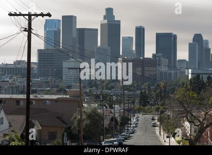 Los Angeles, Californie, USA. 16 janvier, 2014. Le centre-ville de Los Angeles pourrait être considéré le jeudi matin, le 16 janvier 2014, avec un lourd contexte de la fumée provenant de la Glendora Incendie.-----les appels 911 Tôt le matin vers 6 heures du matin, le jeudi matin, le 16 janvier 2014, avait d'urgence provenant de plusieurs organismes, y compris le gouvernement fédéral, les services d'incendie du comté et de la ville ainsi que la police pour la ville de Glendora pour combattre un feu de végétation 1700 acres. Crédit : David Bro/ZUMAPRESS.com/Alamy Live News Banque D'Images