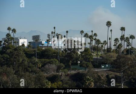 Los Angeles, Californie, USA. 16 janvier, 2014. La fumée de l'incendie Glendora pourrait être vu dans les collines au-dessus de Chinatown à Los Angeles, le jeudi matin, le 16 janvier 2014, dans cette vue avec le Dodger Stadium au premier plan.-----les appels 911 Tôt le matin vers 6 heures du matin, le jeudi matin, le 16 janvier 2014, avait d'urgence provenant de plusieurs organismes, y compris le gouvernement fédéral, les services d'incendie du comté et de la ville ainsi que la police pour la ville de Glendora pour combattre un feu de végétation 1700 acres. Crédit : David Bro/ZUMAPRESS.com/Alamy Live News Banque D'Images