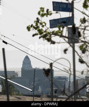 Los Angeles, Californie, USA. 16 janvier, 2014. Le centre-ville de Los Angeles pourrait être considéré le jeudi matin, le 16 janvier 2014, avec un lourd contexte de la fumée de l'incendie, y compris cette Glendora vue de Los Angeles City Hall comme les collines au-dessus de l'air Chinatown.------les appels 911 Tôt le matin vers 6 heures du matin, le jeudi matin, le 16 janvier 2014, avait d'urgence provenant de plusieurs organismes, y compris le gouvernement fédéral, les services d'incendie du comté et de la ville ainsi que la police pour la ville de Glendora pour combattre un feu de végétation 1700 acres. Crédit : David Bro/ZUMAPRESS.com/Alamy Live News Banque D'Images