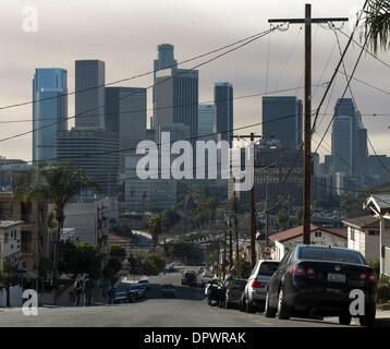 Los Angeles, Californie, USA. 16 janvier, 2014. Le centre-ville de Los Angeles pourrait être considéré le jeudi matin, le 16 janvier 2014, avec un lourd contexte de la fumée provenant de la Glendora Incendie.-----les appels 911 Tôt le matin vers 6 heures du matin, le jeudi matin, le 16 janvier 2014, avait d'urgence provenant de plusieurs organismes, y compris le gouvernement fédéral, les services d'incendie du comté et de la ville ainsi que la police pour la ville de Glendora pour combattre un feu de végétation 1700 acres. Crédit : David Bro/ZUMAPRESS.com/Alamy Live News Banque D'Images