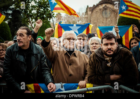 Barcelone, Espagne. 16 janvier 2014 : Quelques centaines de pro-indépendantistes catalans manifester leur appui à leurs parlementaires qui veulent porter la question à propos d'un référendum dans le congrès espagnol lors d'un plénum extraordinaire : Crédit matthi/Alamy Live News Banque D'Images