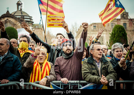 Barcelone, Espagne. 16 janvier 2014 : Quelques centaines de pro-indépendantistes catalans manifester leur appui à leurs parlementaires qui veulent porter la question à propos d'un référendum dans le congrès espagnol lors d'un plénum extraordinaire : Crédit matthi/Alamy Live News Banque D'Images