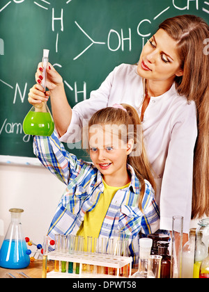 Enfant et teacher holding flask en cours de chimie. Banque D'Images