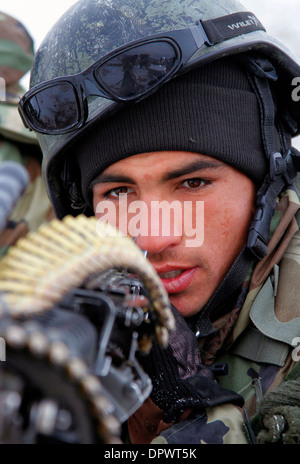 Commando de l'Armée nationale afghane recrute participer à des exercices de combat au cours d'une sélection et d'évaluation de commando au cours Camp Commando le 12 janvier 2014 à Kaboul, Afghanistan. Banque D'Images