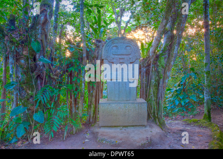 Statue ancienne en forêt tropicale, Parc archéologique de San Agustin, la Colombie, l'an 3000 statues de la culture inconnue Banque D'Images