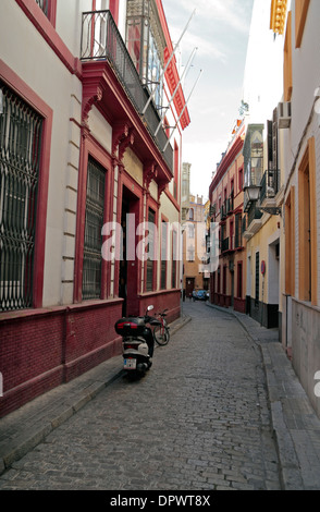 Les routes pavées très serré (Manuel Rojas Marcos) dans la vieille ville de Séville (Séville), Andalousie, espagne. Banque D'Images