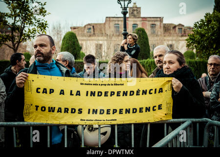 Barcelone, Espagne. 16 janvier 2014 : Quelques centaines de pro-indépendantistes catalans manifester leur appui à leurs parlementaires qui veulent porter la question à propos d'un référendum dans le congrès espagnol lors d'un plénum extraordinaire : Crédit matthi/Alamy Live News Banque D'Images