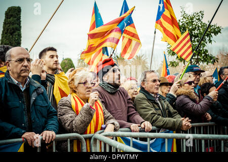 Barcelone, Espagne. 16 janvier 2014 : Quelques centaines de pro-indépendantistes catalans manifester leur appui à leurs parlementaires qui veulent porter la question à propos d'un référendum dans le congrès espagnol lors d'un plénum extraordinaire : Crédit matthi/Alamy Live News Banque D'Images