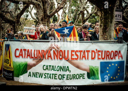 Barcelone, Espagne. 16 janvier 2014 : Quelques centaines de pro-indépendantistes catalans manifester leur appui à leurs parlementaires qui veulent porter la question à propos d'un référendum dans le congrès espagnol lors d'un plénum extraordinaire : Crédit matthi/Alamy Live News Banque D'Images