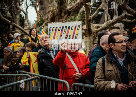 Barcelone, Espagne. 16 janvier 2014 : Quelques centaines de pro-indépendantistes catalans manifester leur appui à leurs parlementaires qui veulent porter la question à propos d'un référendum dans le congrès espagnol lors d'un plénum extraordinaire : Crédit matthi/Alamy Live News Banque D'Images