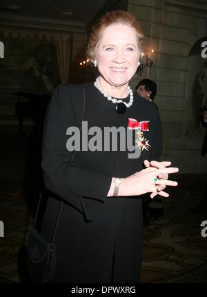 Mar 27, 2009 - New York, New York, USA - Actrice Liv Ullmann assiste à l'American-Scandinavian Foundation Gala annuel tenu à l'hôtel Pierre. (Crédit Image : Â© Nancy/Kaszerman ZUMA Press) Banque D'Images