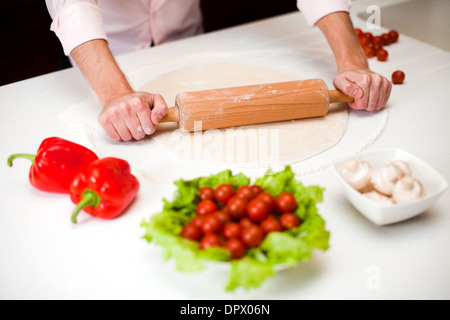 Préparer une pâte à pizza italienne close up Banque D'Images