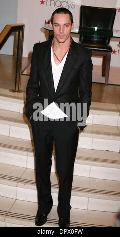 Jan 30, 2009 - New York, New York, USA - l'Acteur JONATHAN RHYS MEYERS lance la nouvelle fragrance Hugo 'Element' chez Macy's Herald Square. (Crédit Image : Â© Nancy/Kaszerman ZUMA Press) Banque D'Images